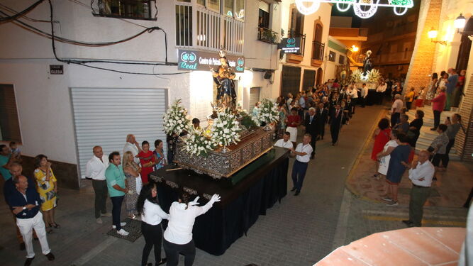 La Virgen del Mar y San Nicolás de Tolentino procesionando ayer  por las calles de Adra.