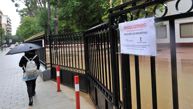 Un parque de Albacete permanece cerrado este jueves a consecuencia de las fuertes lluvias.