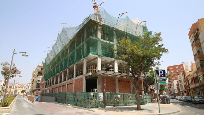 Edificio de VPO en construcción en la avenida de Vilches (Casas de los Maestros), promovido por la empresa municipal de la vivienda Almería XXI.