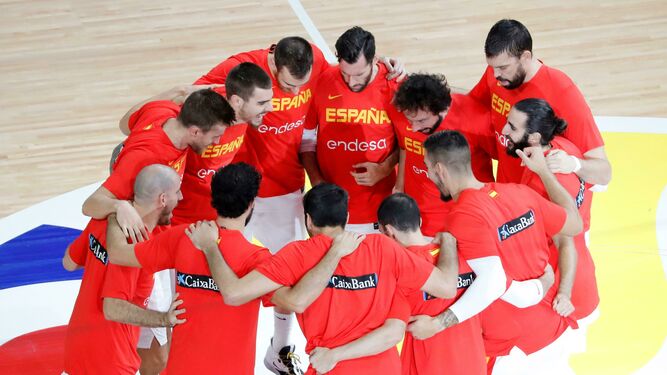 Los jugadores de la selección española hacen piña durante un entrenamiento previo a la final.