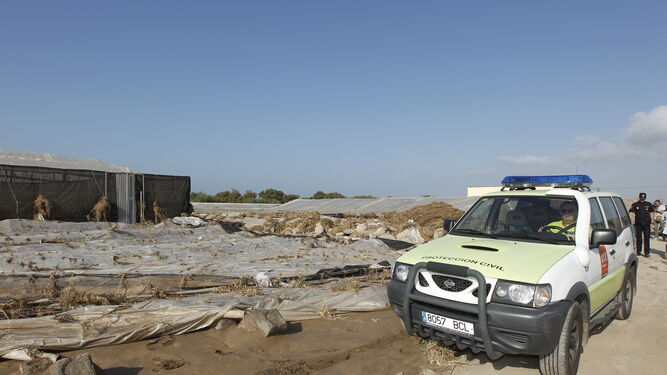 Fotogaler&iacute;a visita Juanma Moreno invernaderos afectados por las inundaciones en Cabo de Gata