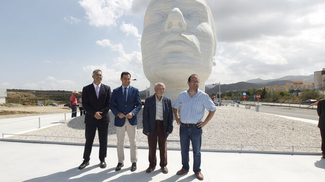 Antonio M. Pascual, Juan Manuel Moreno Bonilla, Antonio López y Andrés García Ibáñez delante de la escultura.