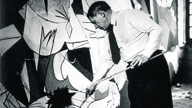Pablo Picasso, fotografiado por Dora Maar en 1937 mientras pintaba su célebre mural.
