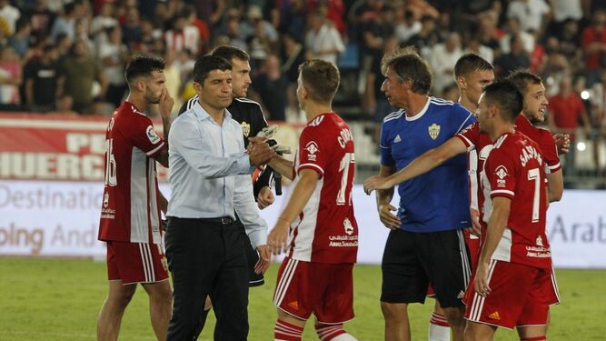 Pedro Emanuel saludo a sus pupilos tras la victoria ante el Girona por 3-1