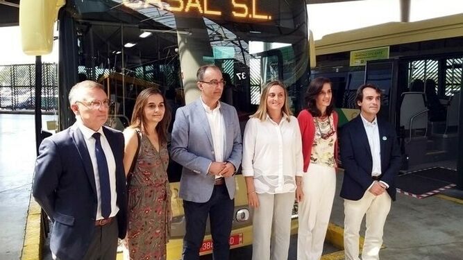 La consejera de Fomento, Marifrán Carazo, este jueves en la presentación de autobuses del Consorcio Provincial de Transportes, impulsados por gas natural.