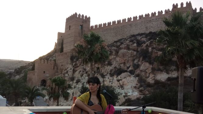 La cantante almeriense en la Tetería Baraka con la Alcazaba de fondo.