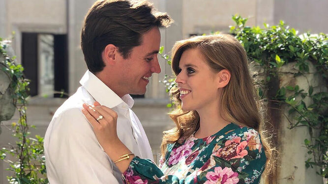 La princesa Beatriz y Edoardo Mapelli se miran enamorados en una de las imágenes con las que han anunciado su compromiso.