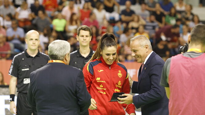 Carmen Martín recibe la medalla de oro de la Federación de Balonmano de manos de Francisco Blázquez
