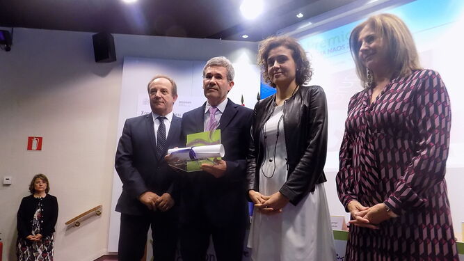 Premio NAOS a la Iniciativa Empresarial a Caparrós Nature en 2016, recibido por parte de la entonces ministra de Sanidad, Dolors Montserrat. entonces ministra de