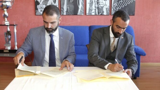Ramón Fernández-Pacheco y Mohamed El Assy firmando el acuerdo de uso de la instalación