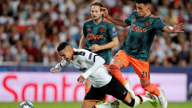 Rodrigo cae ante un defensa de Ajax.