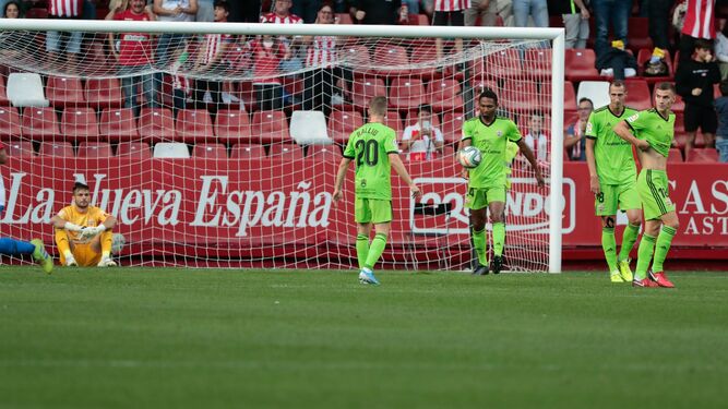 Los jugadores indálicos cabizbajos tras encajar uno de los cuatro goles en Gijón
