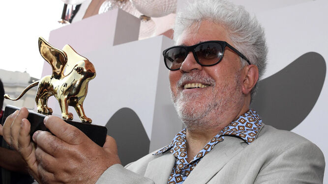 Pedro Almodóvar posa con el León de Oro a toda su carrera recibido en la última edición del Festival de Venecia.