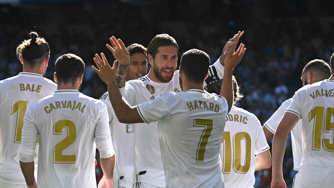 Sergio Ramos felicita a Hazard, que anotó su primer gol en Liga con el Real Madrid.