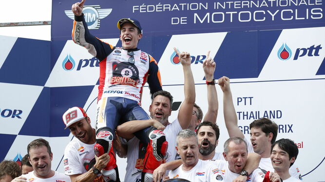 Marc Márquez a hombros junto a su equipo tras proclamarse campeón del mundo.