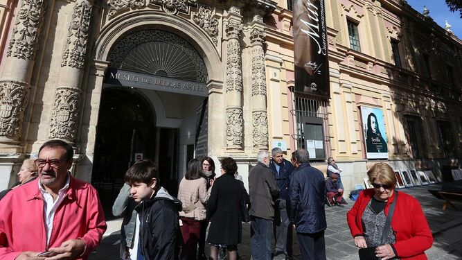 Público en la entrada del Museo de Bellas Artes de Sevilla.
