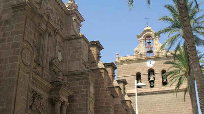 La Catedral de Almería con la torre del campanario al fondo.