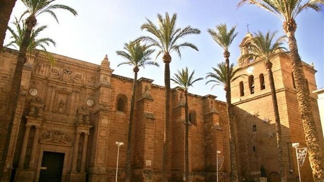 Fachada de la Catedral de Almería con el campanario al fondo.