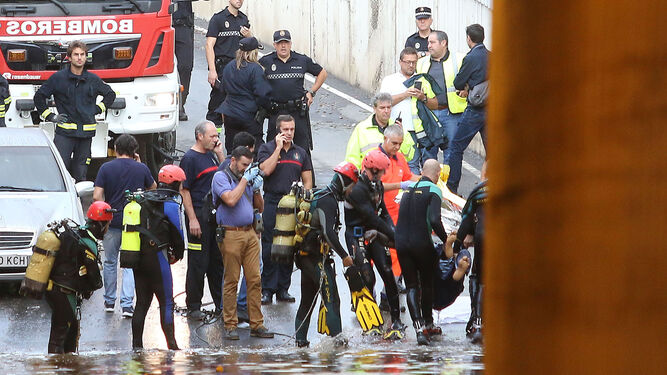Rescate del hombre ya sin vida en el túnel de la avenida del Mediterráneo el pasado mes de septiembre