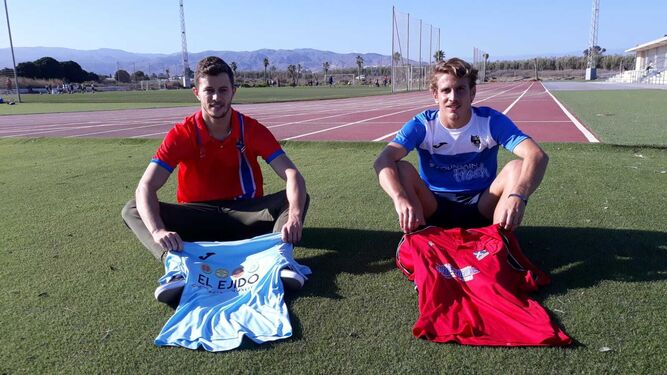Oller y Garzón, con las camisetas de Poli Almería y CD El Ejido, en la UAL.