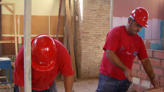 Dos trabajadores de la construcción, en un curso de la Fundación Laboral de la Construcción