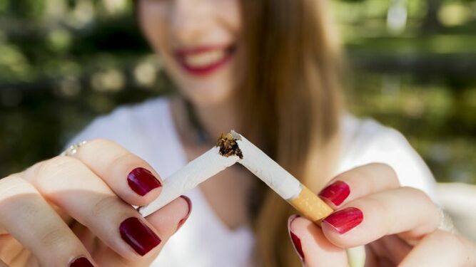 Las políticas públicas británicas han orientado sus campañas a acercar recursos útiles para fumadores.