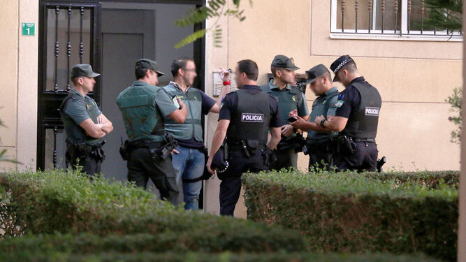 La Guardia Civil registra la vivienda de la detenida en Villa Inés.