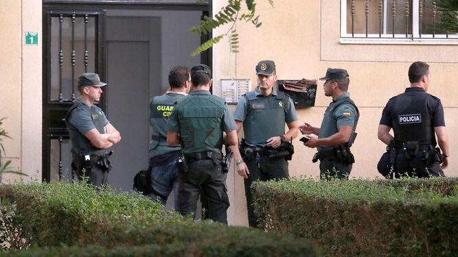 Agentes de la Guardia Civil registraron la vivienda donde residía la madre del fallecido Sergio.