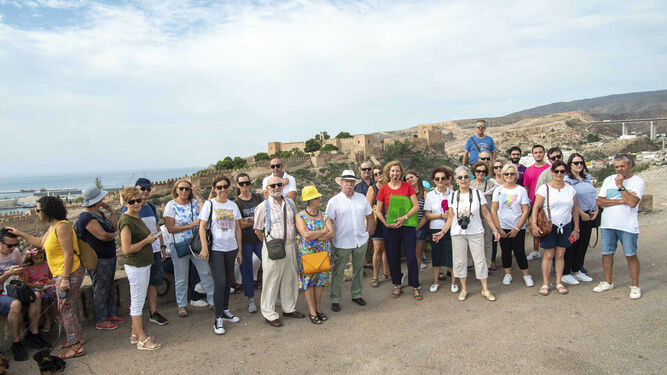 Más de 50 turistas disfrutan de Almería a vista de pájaro y a pie en una visita guiada