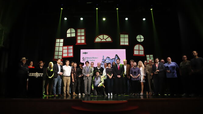 Organizadores y premiados en la gala de clausura del Almería Western Film Festival.