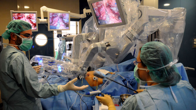 El robot quirúrgico Da Vinci ya opera con éxito en Torrecárdenas