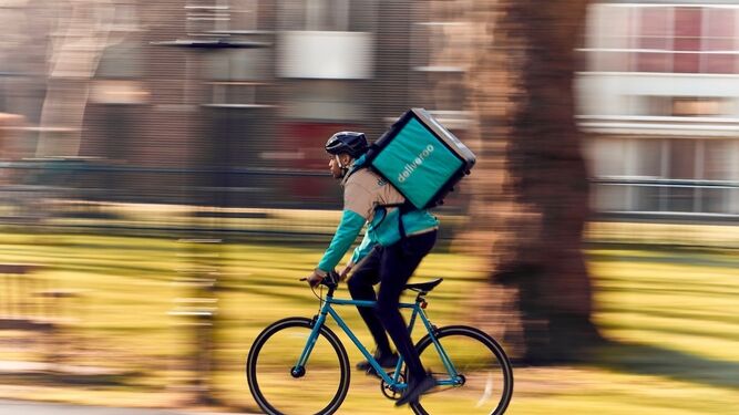Un repartidor en bicicleta.