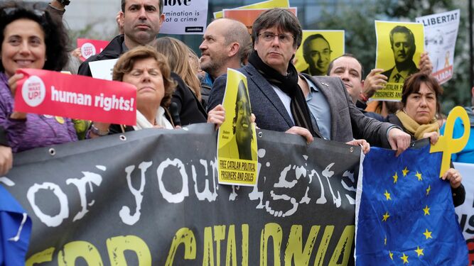 El ex jefe del 'Govern' Carles Puigdemont, junto a unas treinta personas entre eurodiputados y simpatizantes, frente a la sede de la Eurocámara en Bruselas, este martes.