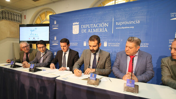 Firma del convenio entre Diputación y Ayuntamiento de Almería para impulsar FICAL.