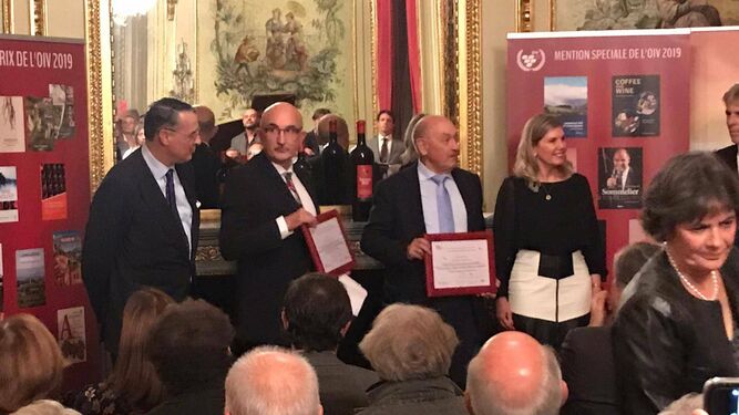 Raúl Compés y Vicente Sotés recogen el premio a la publicación de Cajamar en París