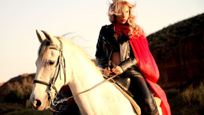 Inma Klein a caballo por pleno desierto de Tabernas durante la grabación del videoclip.