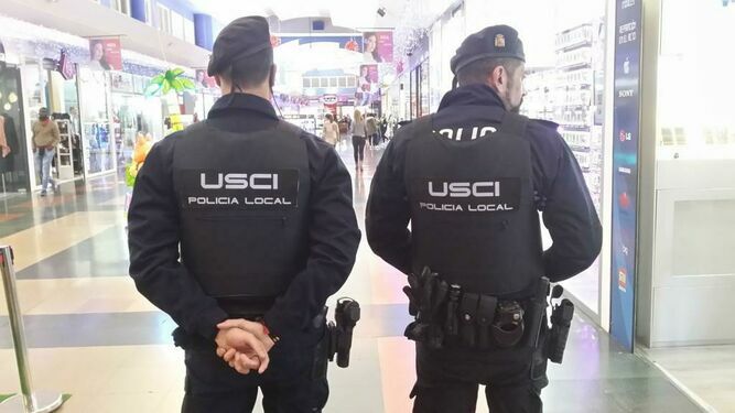 Dos agentes de la Policía Local de El Ejido.