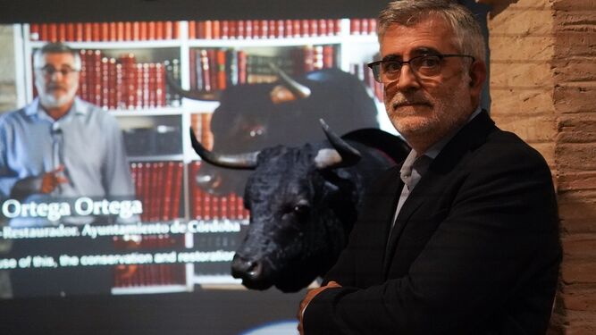 Enrique Ortega, junto a la cabeza del toro restaurada.