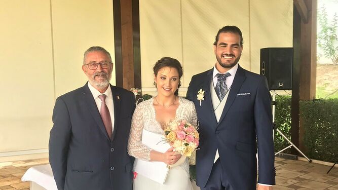 El alcalde, Francisco Torrecillas, junto a una pareja de casados este pasado mes de septiembre.