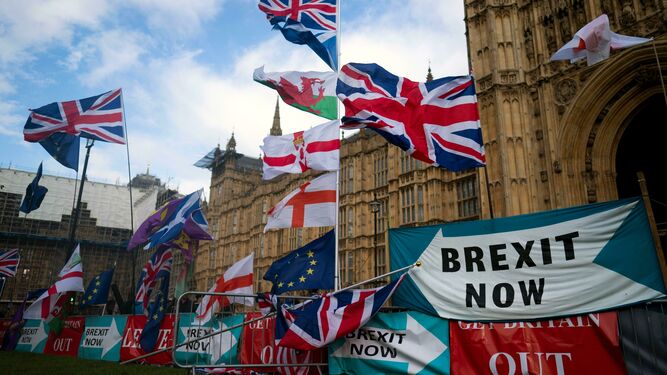 Banderas británicas y símbolos pro-'Brexit' frente al Parlament en Londres.