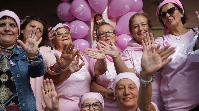 Imagen de una de las mesas que estos días se han formado en distintas ciudades para concienciar sobre el cáncer de mama