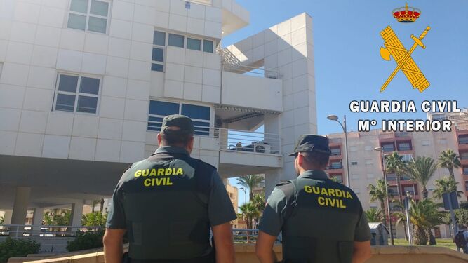La Guardia Civil auxilia a una mujer en coma y a su hija en una vivienda de Roquetas