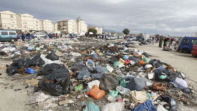 Mercadillo ilegal de El Puche, celebrado este pasado domingo, rodeado de basura.