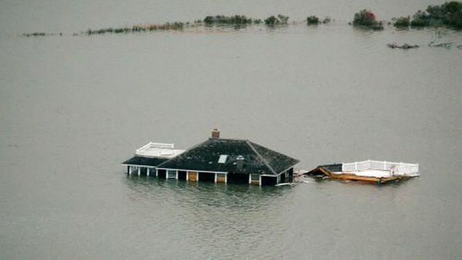 Una casa devastada por un tsunami.