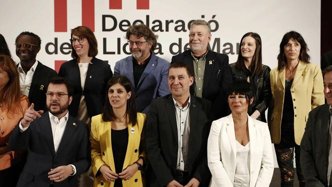 Foto de familia de los firmantes de la Declaración de Llotja de Mar, entre ellos el vicepresidente del ‘Govern’, Pere Aragonès (izda.).
