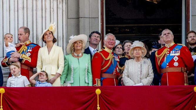 Foto de casi todos los miembros de la familia real inglesa, asomados al balcón del Palacio de Buckigham, durante un desfile aéreo.