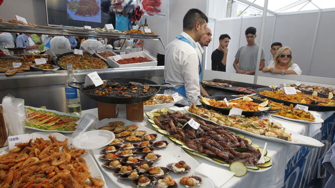 Multitud de visitantes degustan el patrimonio culinario de la gamba roja en Garrucha.