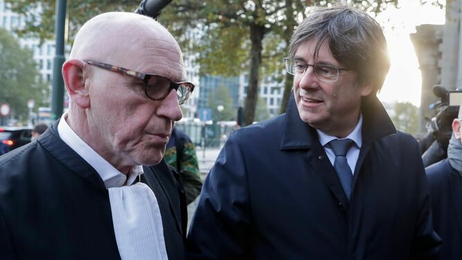 El ex presidente de la Generalitat de Cataluña Carles Puigdemont y su abogado, Paul Bekaert, a su llegada a una vista en un juzgado en Bruselas este martes.