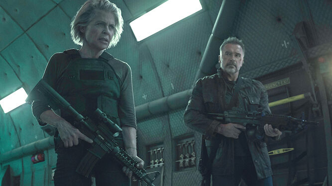 Hamilton y Schwarzenegger, en una imagen de 'Terminator: Destino oscuro'.