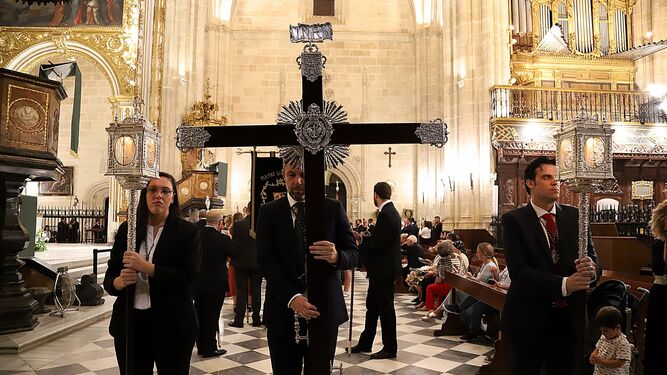 Antonio Salmerón portando la Cruz de Guía en la pasada Extraordinaria de su cofradía.